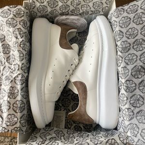Alexander McQueen oversized Sneaker: White/Mole